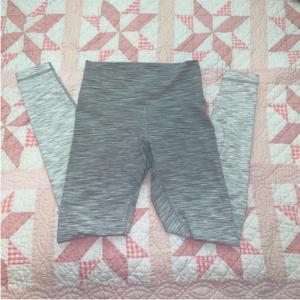 Wunder Under Hi Rise Lululemon
Size 6 NWOT Leggings